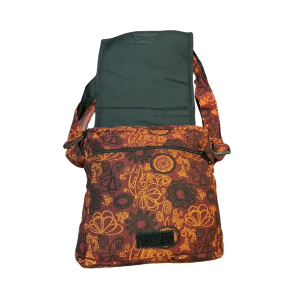 Sac à motifs floraux marron et orange, élégant et coloré, parfait pour ajouter une touche de style à toute tenue.