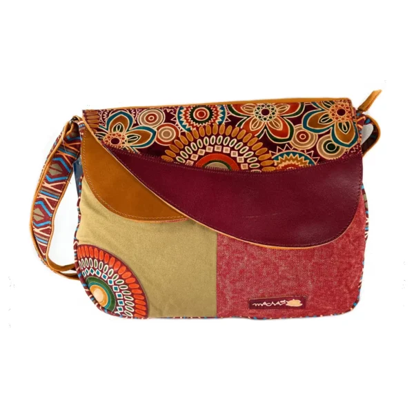 Un sac à main coloré avec un design en patchwork sur le devant, alliant différentes teintes et motifs.