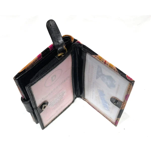 Pochette colorée en cuir noir, alliant élégance et modernité.