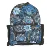 Un sac à dos noir et bleu avec un motif paisley élégant et coloré.