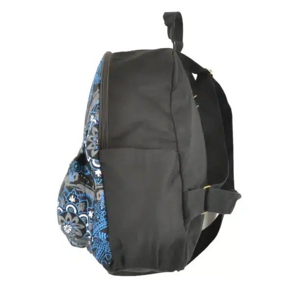 Un sac à dos noir et bleu avec un motif paisley élégant et coloré.
