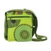 Sac messager vert avec un design coloré, alliant style et praticité pour un usage quotidien.