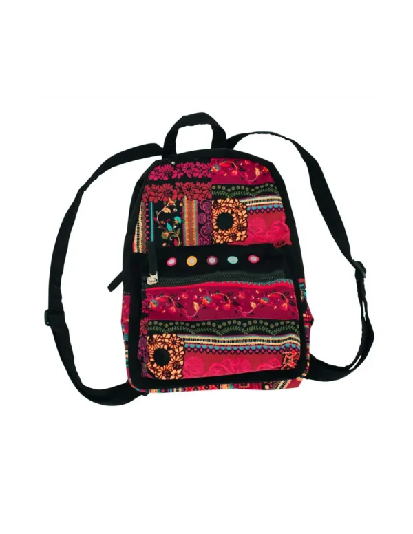 Une femme porte un sac à dos aux motifs colorés, ajoutant une touche vibrante à son style.