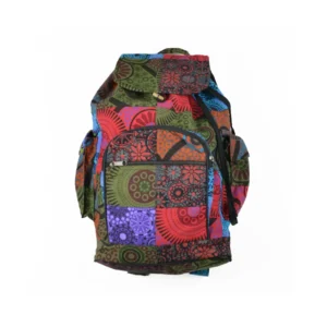 Un sac à dos coloré avec un grand design en patchwork, alliant diverses teintes et motifs vibrants.