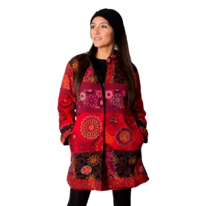 Une femme portant un manteau à motifs paisley rouge et noir.