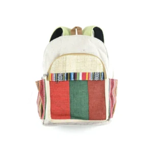 Un sac à dos orné de patchs colorés, ajoutant une touche de créativité et de personnalité à l'accessoire.