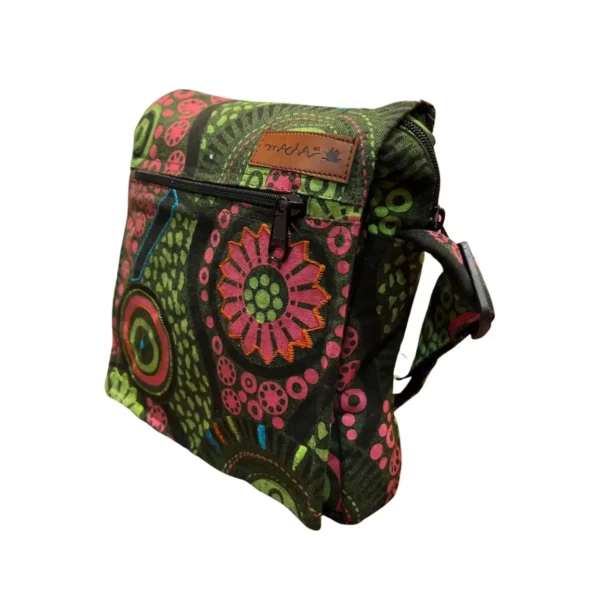 Un sac à dos vert et rose orné de motifs colorés, idéal pour les jeunes aventuriers.