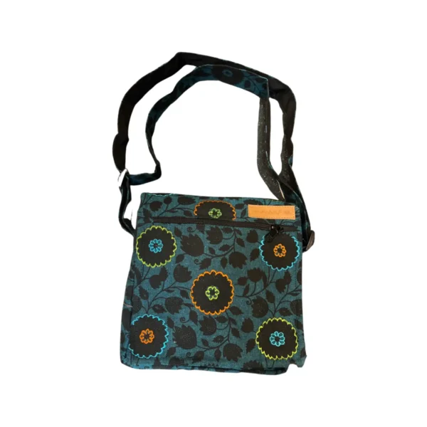 Sac à fleurs bleues avec une bandoulière noire, alliant élégance et praticité dans un design moderne.