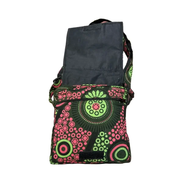 Un sac à dos vert et rose orné de motifs colorés, idéal pour les jeunes aventuriers.