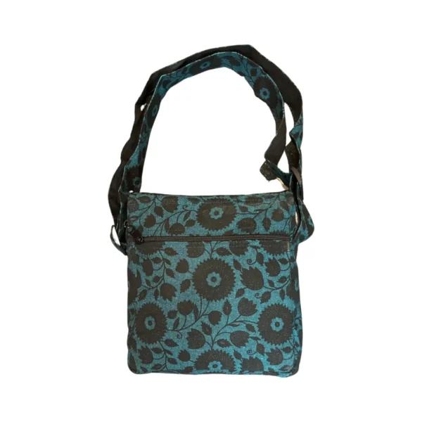 Sac à fleurs bleues avec une bandoulière noire, alliant élégance et praticité dans un design moderne.