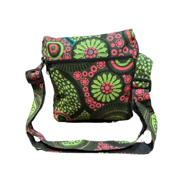 Un sac à dos vert et rose orné de motifs colorés, idéal pour les jeunes aventuriers.