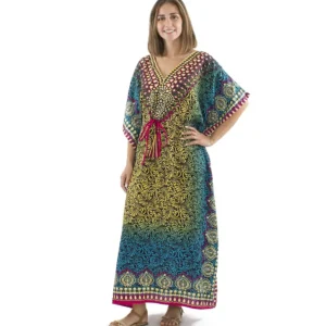 Une femme porte une robe kaftan élégante et fluide, mettant en valeur son style unique et raffiné.