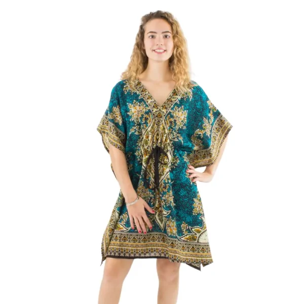 Une femme porte un kaftan à motifs paisley, élégant et fluide, mettant en valeur son style unique et raffiné.