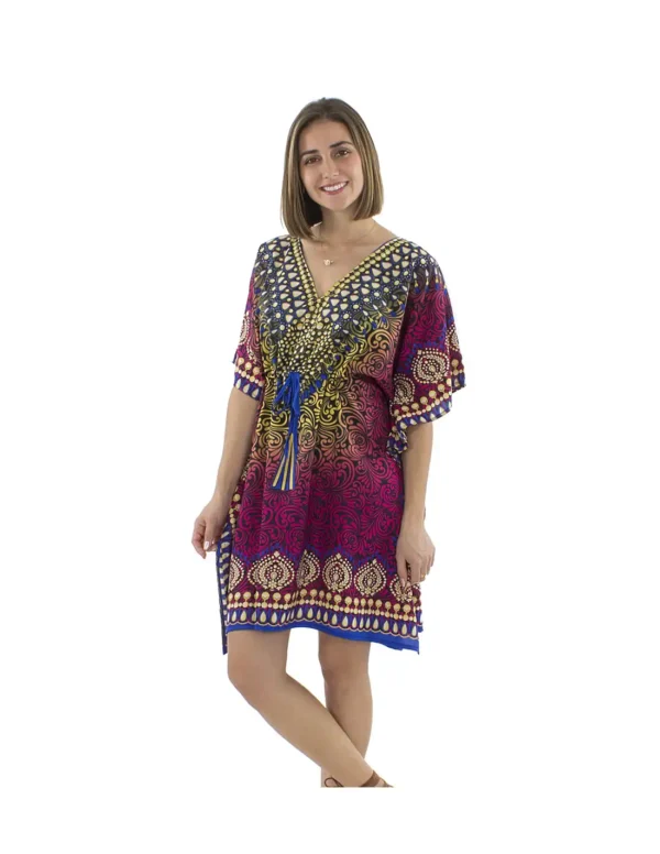 Une femme porte une robe kaftan élégante et colorée, mettant en valeur son style unique et sa grâce.