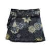 Jupe portefeuille noire à imprimé floral jaune et gris, avec boutons-pression et poche latérale.