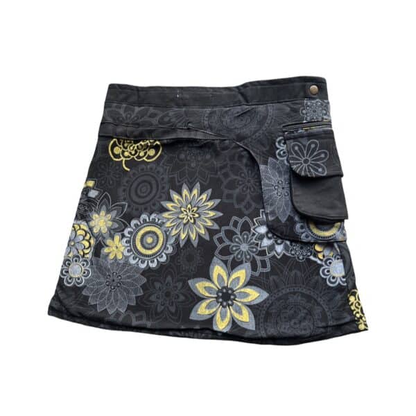 Jupe portefeuille noire à imprimé floral jaune et gris, avec boutons-pression et poche latérale.