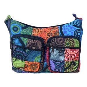 Sac bandoulière patchwork coloré style bohème avec deux poches zippées sur le devant