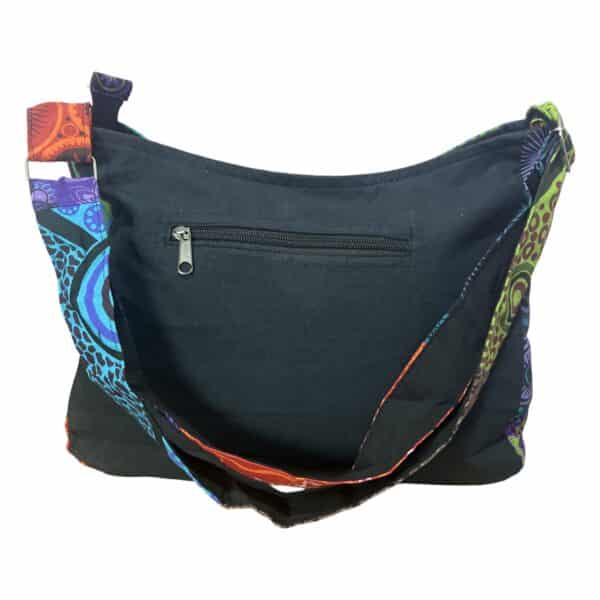 Sac bandoulière patchwork coloré style bohème avec deux poches zippées sur le devant