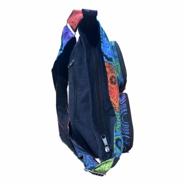 Sac bandoulière patchwork coloré style bohème avec deux poches zippées sur le devant