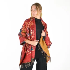 Châle Patchwork Brodé Multicolore – Rouge, Or & Bleu avec Franges