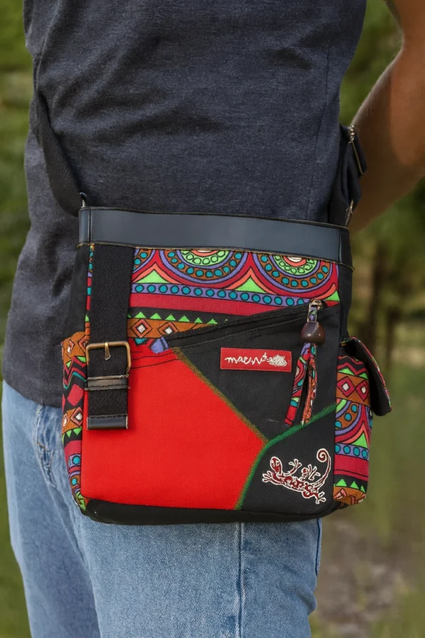 Sac à bandoulière bohème en coton et cuir rouge et noir avec motifs ethniques colorés – Macha