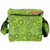 Sac bandoulière vert artisanal en toile, motifs floraux et mandalas noirs, poche frontale zippée.