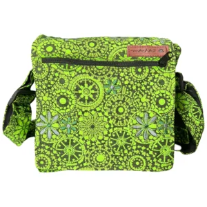 Sac bandoulière vert artisanal en toile, motifs floraux et mandalas noirs, poche frontale zippée.