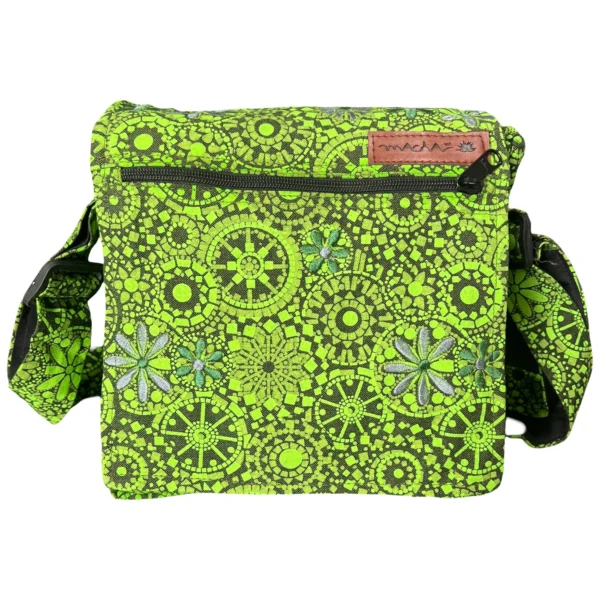 Sac bandoulière vert artisanal en toile, motifs floraux et mandalas noirs, poche frontale zippée.