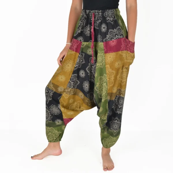 Pantalon sarouel multicolore (jaune, vert, rouge, noir) à motifs mandala