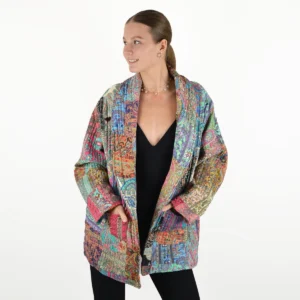Femme portant une veste patchwork bohème en soie vintage multicolore, coupe oversize.