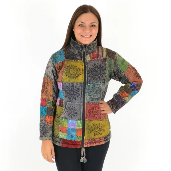Veste patchwork multicolore en coton avec motifs ethniques, vue de face portée par un mannequin