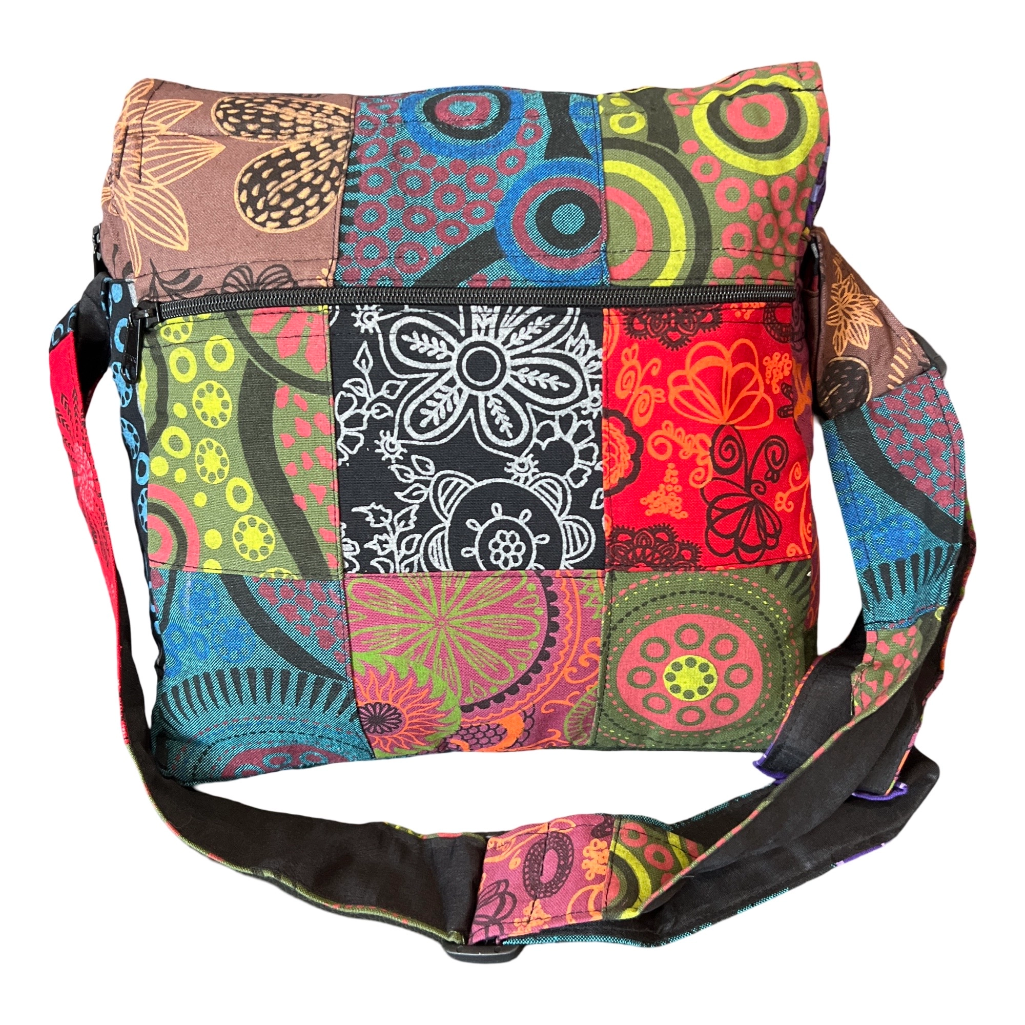 Sac Macha patchwork artisanal – vue arrière présentant le design patchwork multicolore et les poches zippées.