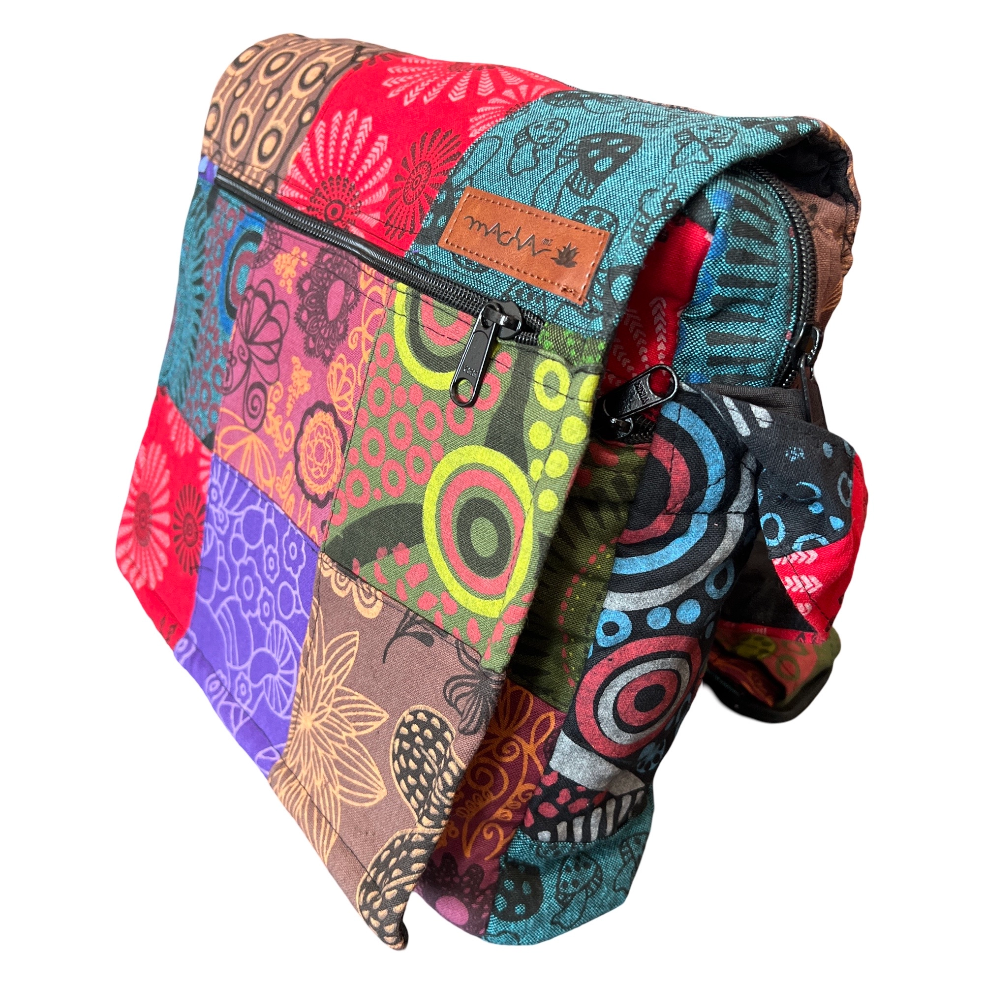 Sac Macha patchwork bohème – vue de côté montrant les détails du tissu coloré et la bandoulière ajustable.