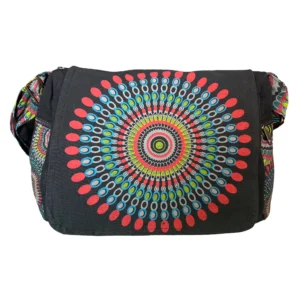 Sac bandoulière bohème en toile noire avec motif mandala multicolore circulaire sur le rabat avant.