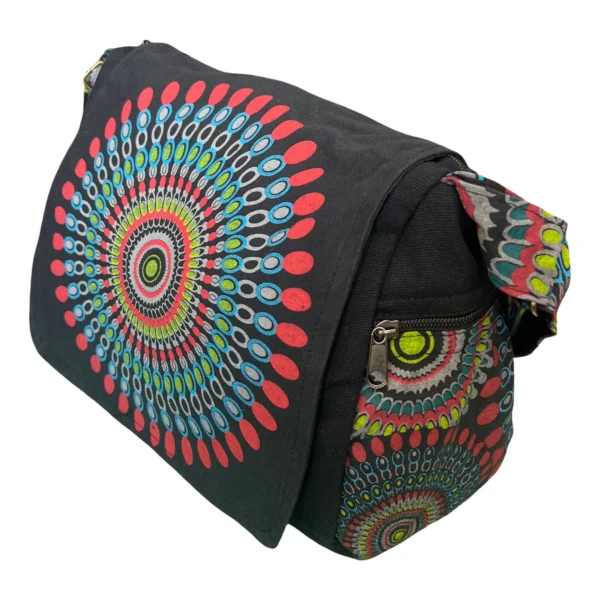 Sac bandoulière bohème mandala multicolore vu de côté, avec sangle imprimée et poches zippées.