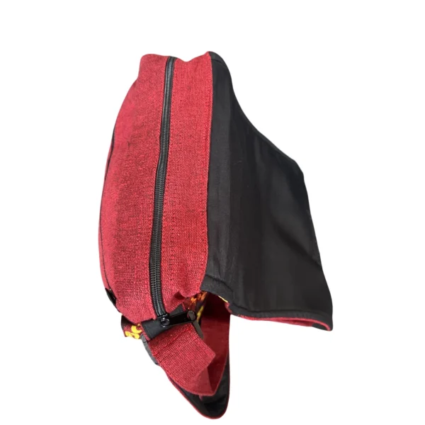 Détail du côté du sac bandoulière rouge en chanvre naturel