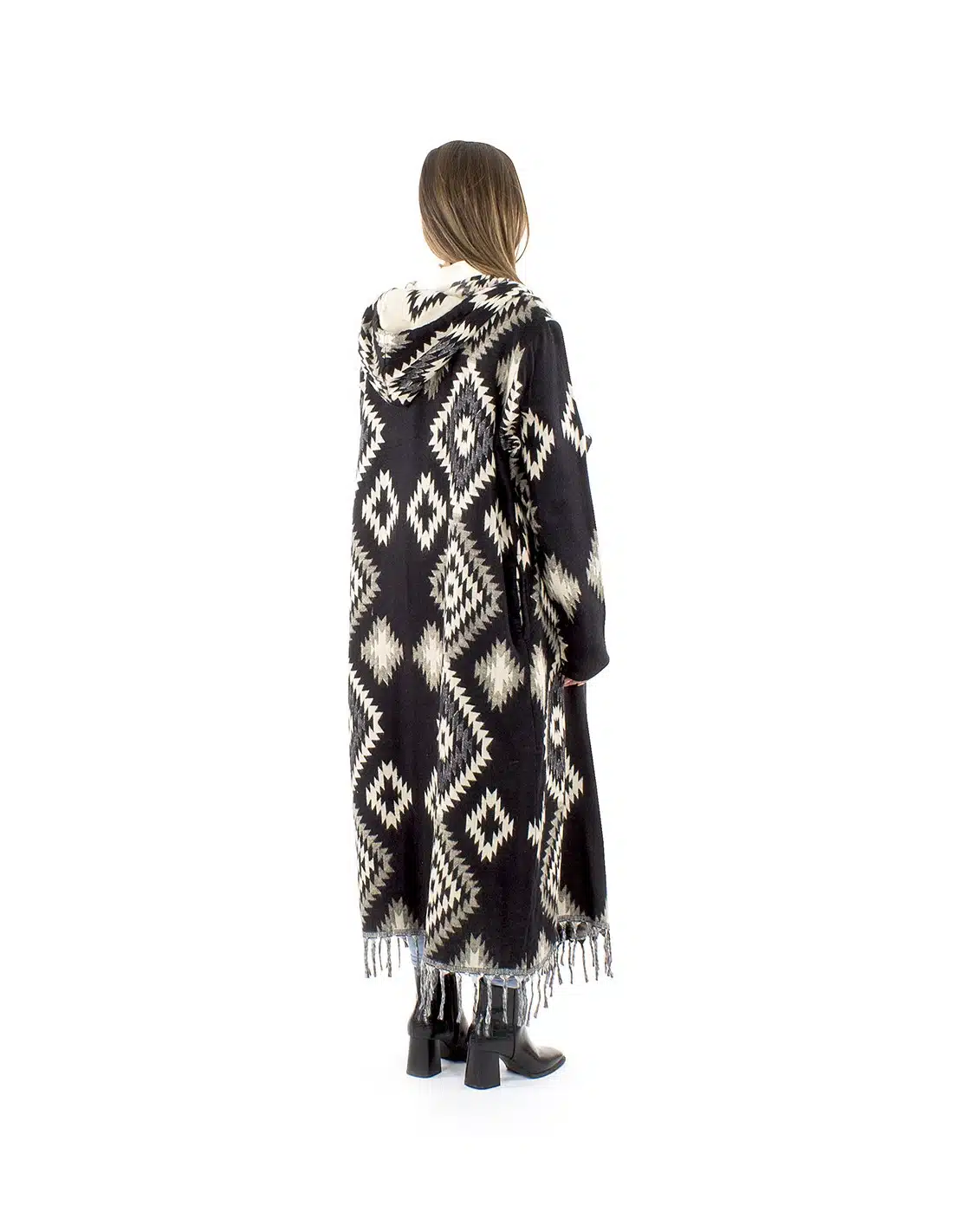 Manteau long bohème chic noir et écru avec franges et capuche, vue trois-quarts