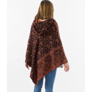 Poncho à Capuche Bohème Chic – Motifs Cachemire & Franges
