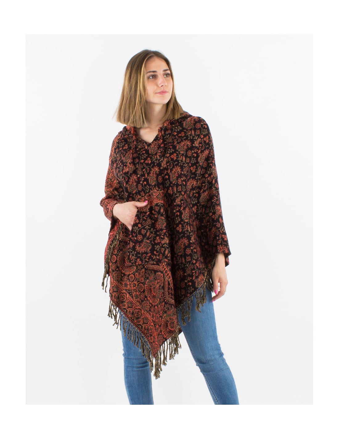 Poncho bohème chic femme à capuche motifs cachemire porté de face avec franges ethniques
