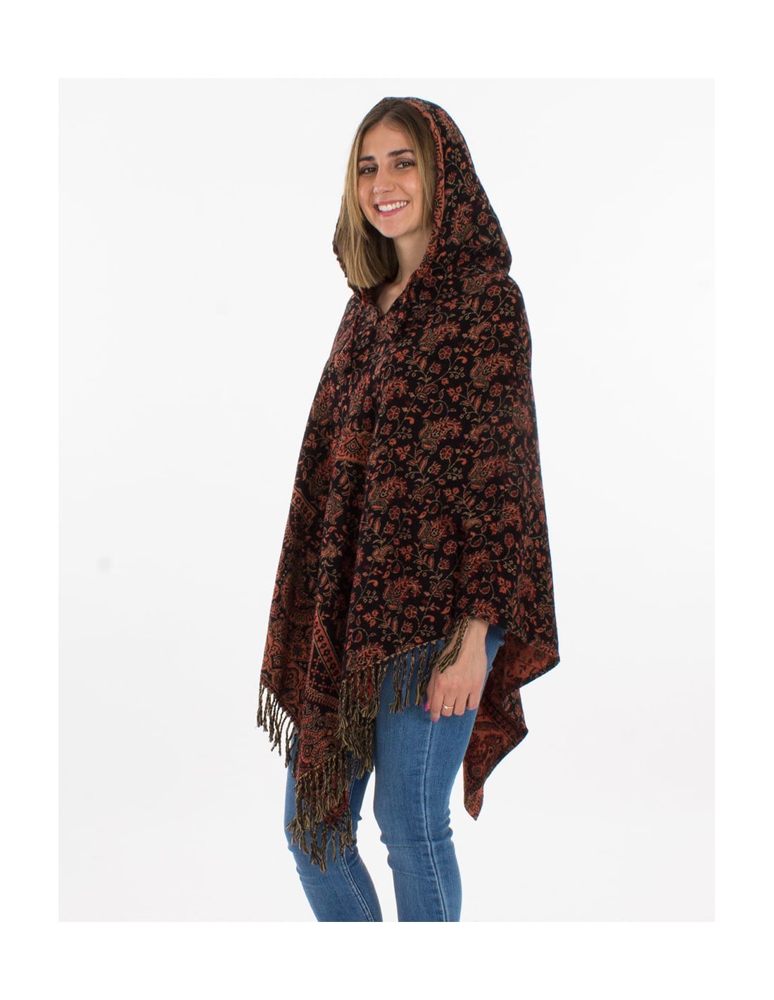 Poncho à capuche bohème chic femme motifs cachemire avec franges porté avec un jean