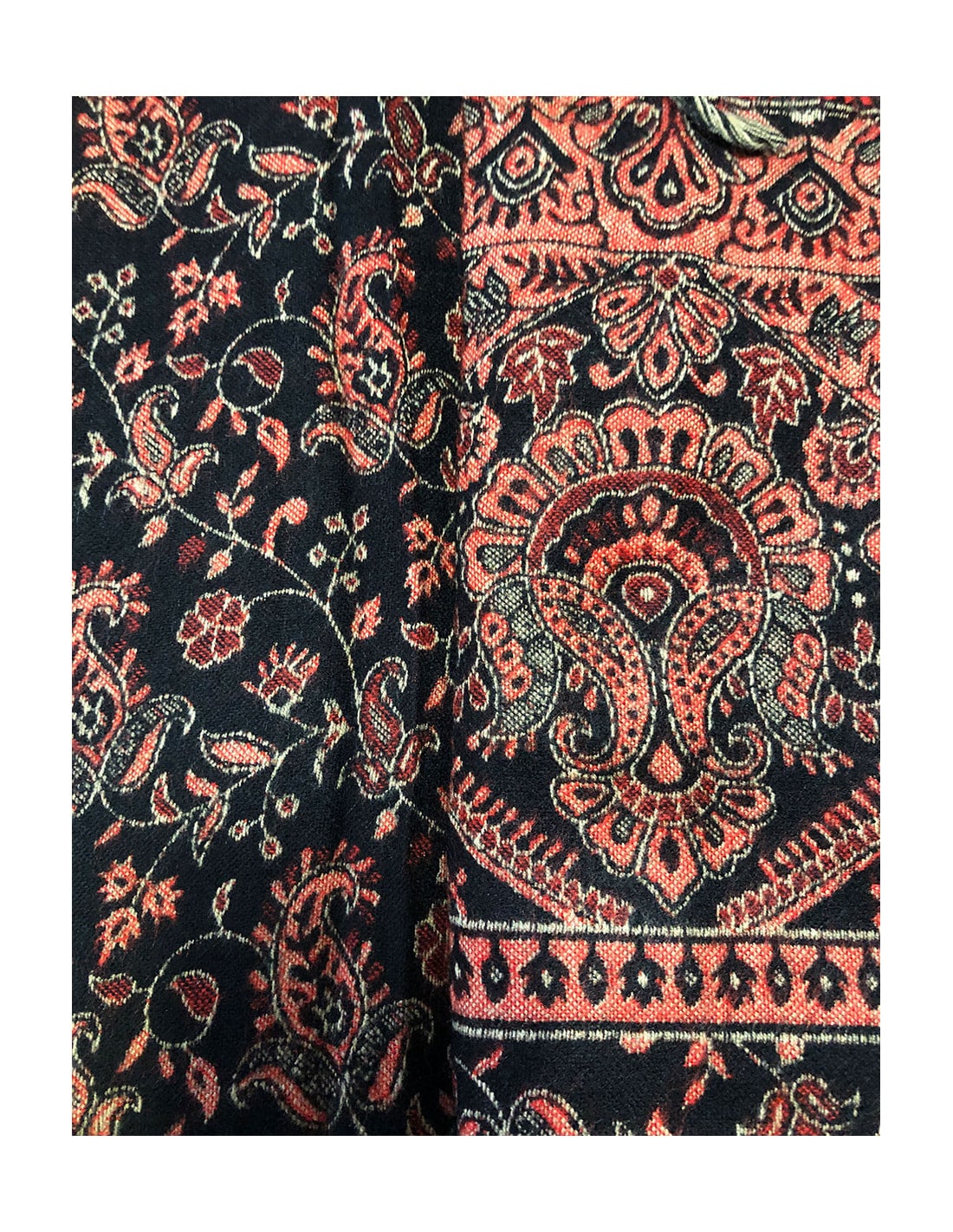 Poncho bohème femme à capuche avec motifs cachemire et tissu doux noir et rouge en gros plan